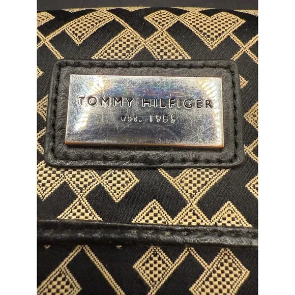 Tommy Hilfiger Women's Wallet Clutch Signature Monogram Black Beige Snap Closure - Picture 2 of 11